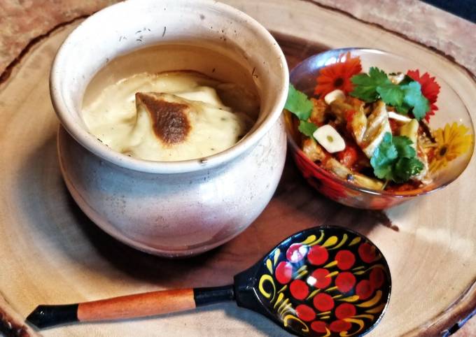 Мясо с картошкой и грибами под соусом в горшочках