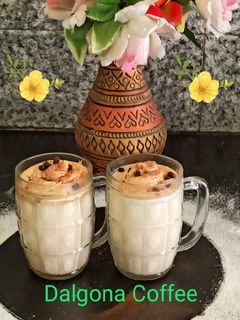 डालगोना कॉफी (Dalgona Coffee recipe in hindi) रेसिपी मुख्य फोटो