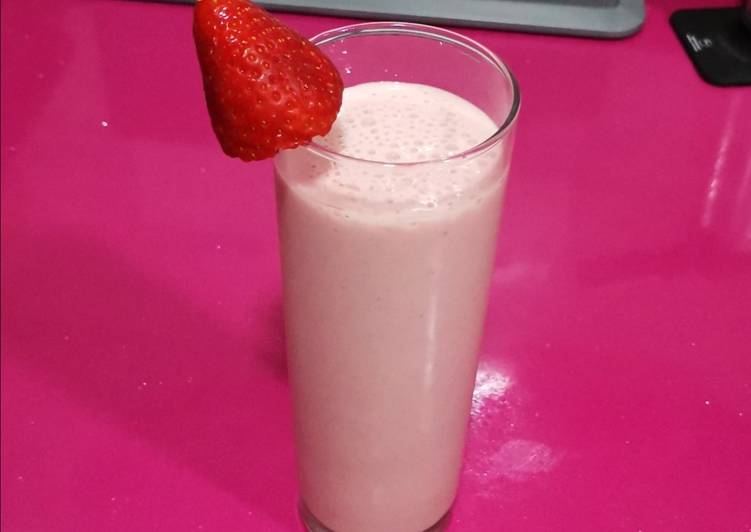 Smoothie de fresa y plátano con semillas de sésamo tostado
