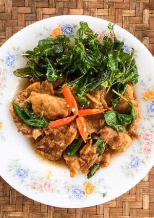 รูปของ หมูสไลด์กะเพรากรอบ