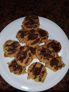 Una foto de Pepas de coco con dulce de leche y chocolate. Muy fácil!!!