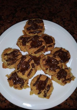 Una foto de Pepas de coco con dulce de leche y chocolate. Muy fácil!!!