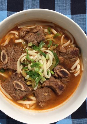 紅燒小牛排酸菜湯麵 的食譜成品照片