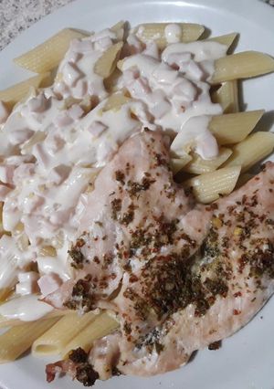 Una foto de Fideos con queso crema y pechuga al horno condimentada