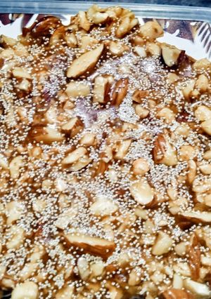 10मिनट मे फटाफट ड्राई फ्रूट चिक्की(dry fruits chikki recipe in hindi) रेसिपी मुख्य फोटो