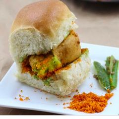 A picture of Vada pav,(street style).