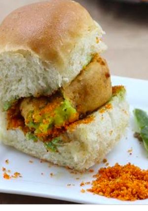 A picture of Vada pav,(street style).
