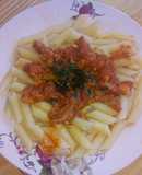 Pasta con salsa napolitana con salchicha parrillera