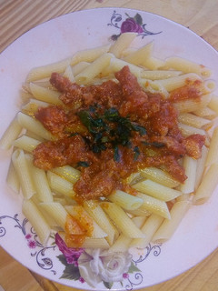 Una foto de Pasta con salsa napolitana con salchicha parrillera
