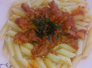 Una foto de Pasta con salsa napolitana con salchicha parrillera