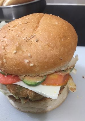 આલુટીકી બર્ગર (Aloo Tikki Burger Recipe In Gujarati) રેસીપી મુખ્ય ફોટો
