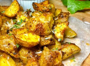 Hình của món Khoai Tây Nướng Bơ Tỏi & Phô Mai- Roasted Garlic Butter Parmesan Potatoes 🥔 🧄 🧀 🧈.