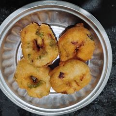 A picture of Medhu Vada.
