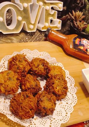 A picture of Potatoes pancakes with chicken.