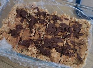 Una foto de Barritas estilo Snickers (sin horno, sin plátano)