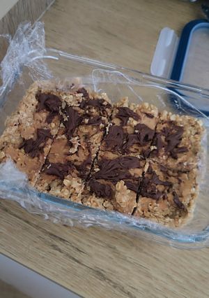 Una foto de Barritas estilo Snickers (sin horno, sin plátano)
