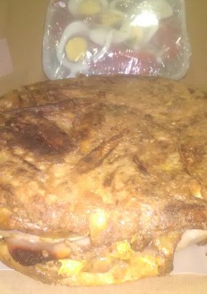Una foto de Tortilla de papa rellena de jamón y queso