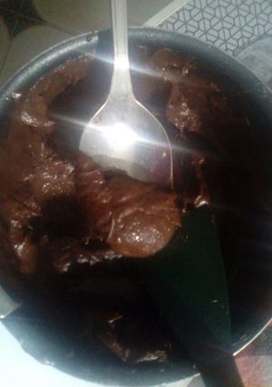 صورة لوصفة كريمة شوكولاته داكنة روعة لطلي الكيك
