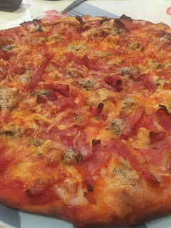 Una foto de Pizza de bacon, jamón y queso azul