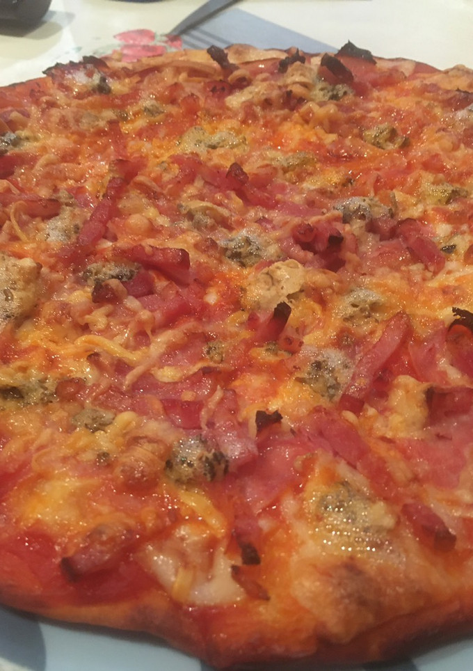 Una foto de Pizza de bacon, jamón y queso azul