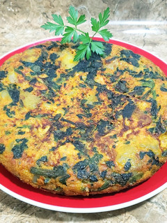Una foto de Tortilla de patatas, espinacas y zanahoria