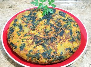 Una foto de Tortilla de patatas, espinacas y zanahoria