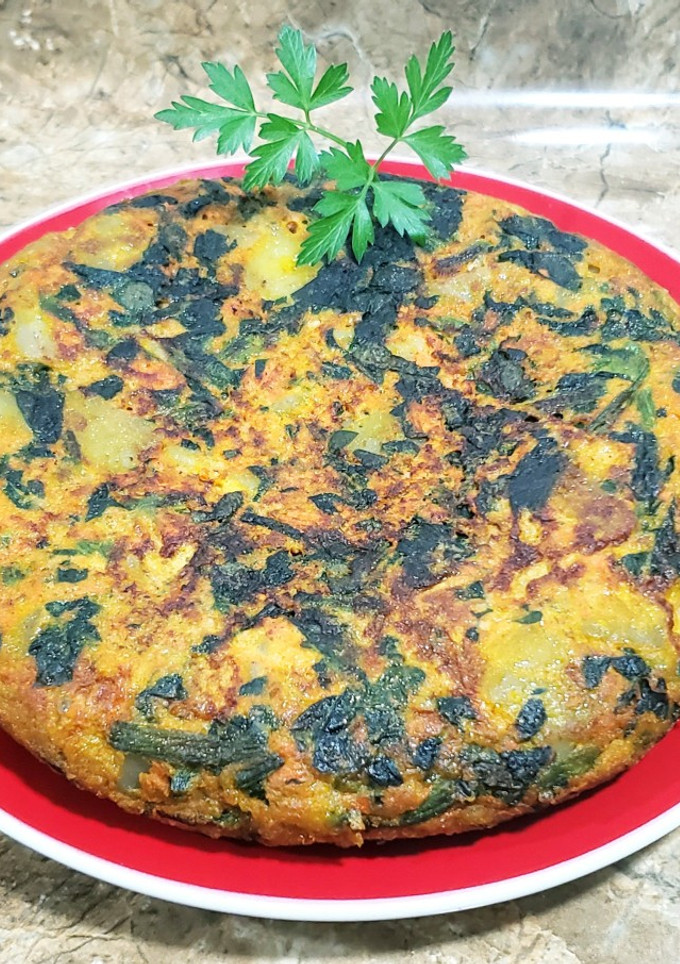 Una foto de Tortilla de patatas, espinacas y zanahoria