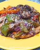🥣🥕🌶🍗 🥘 Wok de pollo, vegetales y hongos con salsa agridulce y sésamo