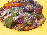 Una foto de wok de shiitake con verdura