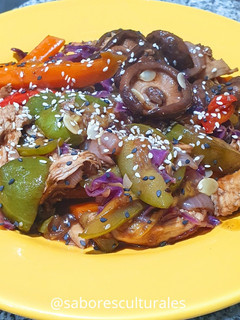 Una foto de 🥣🥕🌶🍗 🥘 Wok de pollo, vegetales y hongos con salsa agridulce y sésamo