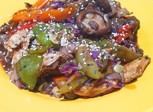 Una foto de 🥣🥕🌶🍗 🥘 Wok de pollo, vegetales y hongos con salsa agridulce y sésamo