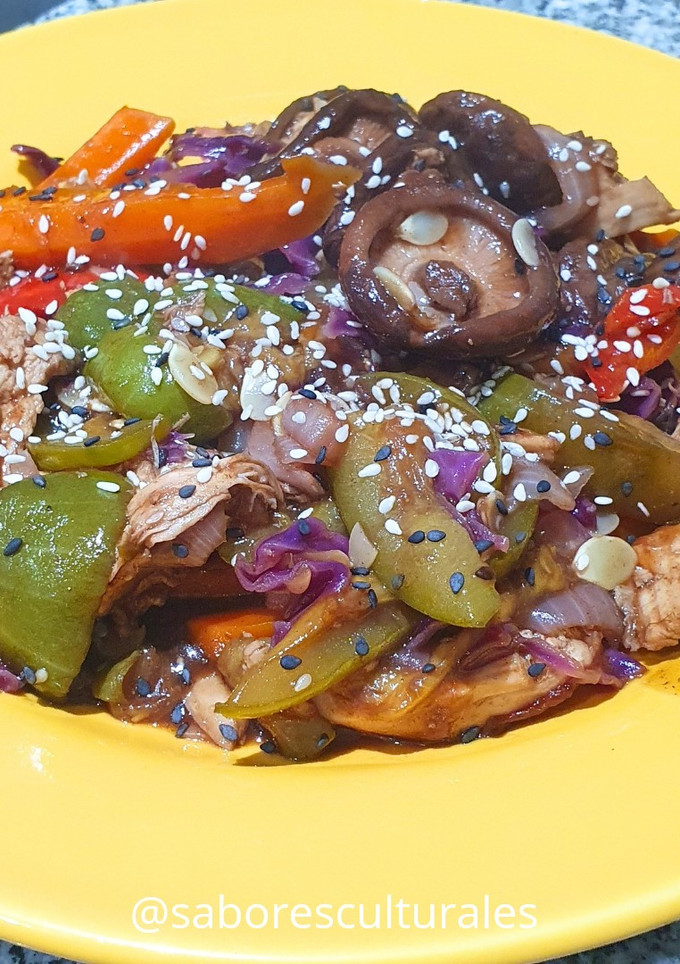 Una foto de 🥣🥕🌶🍗 🥘 Wok de pollo, vegetales y hongos con salsa agridulce y sésamo