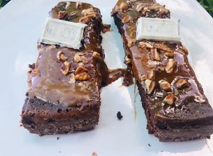 Una foto de Brownies de chocolate Turín con caramelo salado ❤️