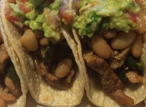 Una foto de Tacos de puntas de chuletas (puerco)