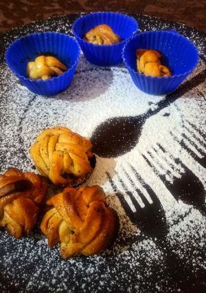 नो ओव्हन नो ईस्ट सिनेमन रोल्स (no yeast cinnamon roll recipe in marathi) रेसिपी चे मुख्य फोटो 