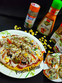 इंस्टेंट पैन पिज़्ज़ा (Instant pan pizza recipe in Hindi) रेसिपी मुख्य फोटो