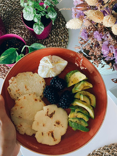 Una foto de Tortillas de maíz con aguacate y huevo poché