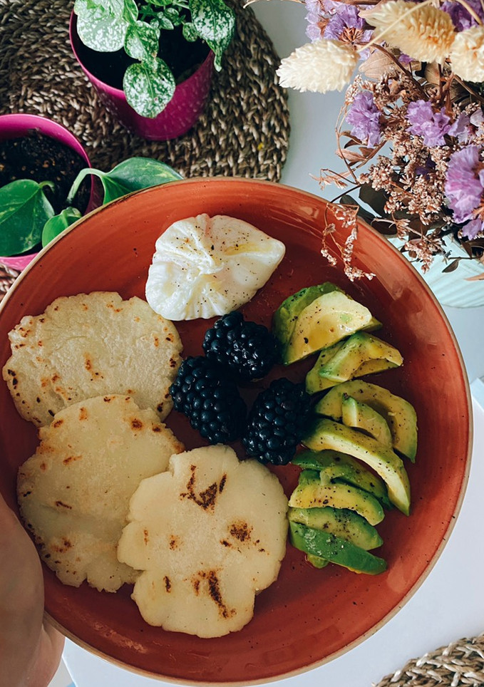 Una foto de Tortillas de maíz con aguacate y huevo poché