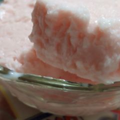 A picture of Jam-e-shirin ice cream.