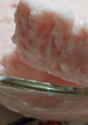 A picture of Jam-e-shirin ice cream.