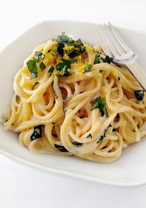 Foto principal de Espaguetis con salsa de queso y limón