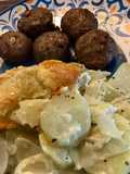 Papas chauchas al gratín con cebolla y queso acompañado de albóndigas