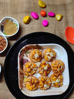 કોર્ન ચીઝ મેયો બિસ્કિટ પીઝા (Corn Cheese Mayo Biscuit Pizza Recipe In Gujarati) રેસીપી મુખ્ય ફોટો