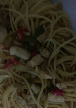 Una foto de Fideos con vegetales y pollo al wok