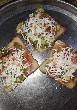 ચીઝ બ્રેડ પીઝા(Cheese Bread pizza Recipe in Gujarati) રેસીપી મુખ્ય ફોટો