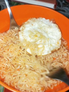 நூடில்ஸ் எக் பூர்ஜி (Noodles egg burji recipe in tamil) செய்முறை முக்கிய புகைப்படம்