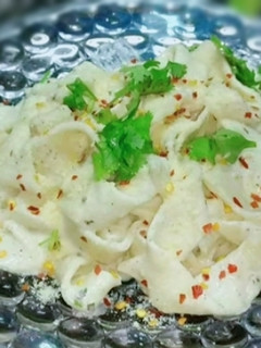 A picture of Alfredo fettuccine pasta.