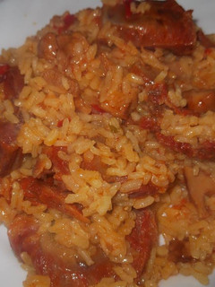 Una foto de Arroz con costillas adobadas secas y niscalos de mayo