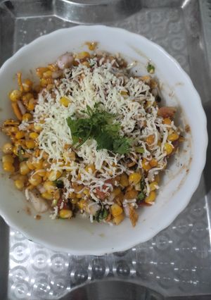 ચીઝી મસાલા સ્વીટ કોર્ન ભેળ (Cheesy Masala Sweet Corn Bhel Recipe In Gujarati) રેસીપી મુખ્ય ફોટો