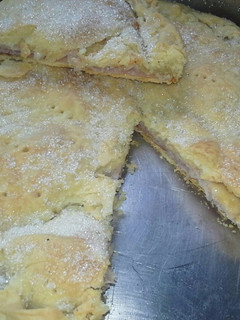 Una foto de Tarta de jamón y queso con azúcar por arriba y masa casera ¡muy económica!